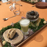 モノリス - ❶アミューズ
      ・竹炭のマカロン、ニンジンのムース
      ・枝豆のスープ、カプチーノ仕立て
      ・豚肉のリエット、コルニッション