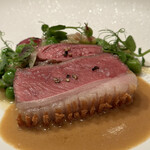 モノリス - 仔羊（鞍下肉とヒレ肉）、ロックフォールチーズのソース。