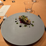 モノリス - ❺燻製したメジマグロ、赤キャベツ、リンゴのマリネ、ニンニクチップ、バルサミコとバジルのソース。