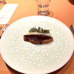 モノリス - ❻タスマニアサーモン、ソースジュヌボワーズ、フランス産ホワイトアスパラガスにはラヴィゴットソース。