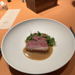 モノリス - ❽仔羊（鞍下肉とヒレ肉）、ロックフォールチーズのソース。