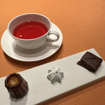 モノリス - 11.ハーブティー、お茶菓子
      ・カヌレ
      ・ギモーブ
      ・ショコラ