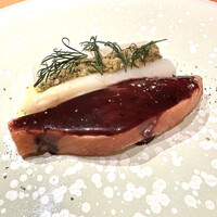 モノリス - タスマニアサーモン、ソースジュヌボワーズ、フランス産ホワイトアスパラガスにはラヴィゴットソース。