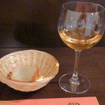 カーサ カルマ - フォカッチャとグラスワイン(重め)