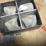 松屋長春 - コレが、ウワサの羽二重餅❣️
      焼印が、お団子とぼんぼりで素敵