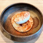 ACiD brianza - お皿が目の前に現れたときから甘い香りがまさに鼻をくすぐって、ホワイトデー近くの時期にホワイトチョコレートとかオシャレだわ〜 白味噌のコクや日向夏のさわやかさとほのかな苦みクランブルも夢見るような美味♡