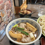 藤ヱ門 - Ｄランチ：肉うどん（並盛）＋ミニ唐揚げ丼（お新香付き）（税込980円）