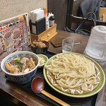 藤ヱ門 - Ｄランチ：肉うどん（並盛）＋ミニ唐揚げ丼（お新香付き）（税込980円）