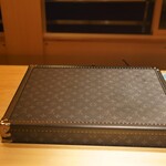 鮨 尚充 - 新調したくろっぽいルイヴィトンの寿司ケース