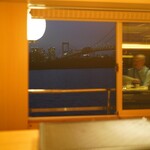 鮨 尚充 - 窓をあけて外をまだレインボーブリッジ点灯前