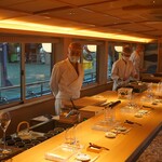 鮨 尚充 - 店内で大将お出迎え