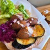 さんかく - ①ファラフェルサンド【イスラエル発祥】
ピタパンに微塵切りキャベツがたっぷり、レタス、焼き茄子、ピクルス、紫キャベツのマリネ、そしてひよこ豆のコロッケが4つ！
ボリュームがあり食べ応えあり、お腹一杯