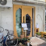 さんかく - 広島電鉄十日市町電停から徒歩約3分の場所にある「フランス惣菜✕暮らしの道具　さんかく」さん
2012年開業、島田絵里氏
テーマは『フランスの家庭の味・移民たちの味』だそう
店舗外観はシンプルで素朴