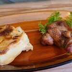 San kaku - ②グラタン・ド・フィノワ(ポテトグラタン)
                        家庭の味らしい素朴な味わい、調味料とかは薄めなのが○
                        
                        ③鶏もも肉のコンフィ
                        こちらも味付けは優しく円やか
                        他のメニューとのバランスが取れています