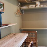 さんかく - 内装もフランスの下町にある小さな雑貨屋さんといった雰囲気

テイクアウト専門店なのですが、週末はイートインが可能になります
と言っても約1.5坪位の店内、小さなカウンターに3席ほどです