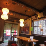 山城館 - 古い土間を使用した店内