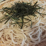 山城館 - 蕎麦は細めで白いです
