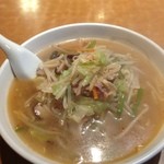 Chuukashokubou Changui - スープはラー油がほとんど見えず、白っぽいです。だけどニンニク入ってない、、