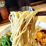 拉麺大公 - 【限定】マー油とんこつにんにくラーメン、麺リフトアップ