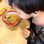 拉麺大公 - 麺とチャーシューをがっつく我が子