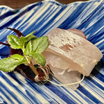 鳥田中 - お造里は淡路島産の真鯛　あまりに美しくて箸をつけるのが憚られるほどです