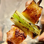 とり茶太郎 - 比内地鶏と黄金軍鶏のモモねぎま　上が比内地鶏で下が黄金軍鶏