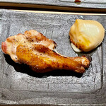 とり茶太郎 - 比内地鶏の手羽中＆スカモルツァの燻製です　今日は金柑なしです