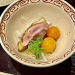 鳥田中 - モモ肉とムネ肉を炙って旨味を綴じ込め果実の金柑と卵の金柑を遇らうとは素晴らしい