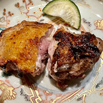 とり茶太郎 - 名古屋コーチン炙り　雌8ヶ月平飼いの巨大モモ肉です！