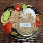 VEGEFRU market - ゴマドレで食べるツナと野菜のうどんサラダ 550円