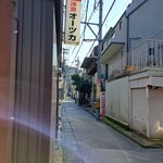 グリルオーツカ - 大通りから少し入った、目立たない場所にお店はある。