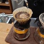 いなだ珈琲舎 - コーヒーはペーパードリップです。じっくりとコーヒーを点てるその姿に思わず魅入ってしまいます。お湯を注ぐとふっくら膨らむコーヒー、そして漂ういい香りで癒やされます。
