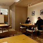 KOTARO Hasegawa DOWNTOWN CUISINE - 店内はとても落ち着いたシンプルな作り　ダウンタウンだからかな