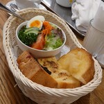 いなだ珈琲舎 - いなだ珈琲舎のモーニングセット。さくっと焼き上がっているのはＤＯＮＱのハードトースト。