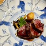 KOTARO Hasegawa DOWNTOWN CUISINE - 六皿目はメイン：鳥取和牛のいちぼ赤ワインソース