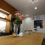いなだ珈琲舎 - 奥行きもある広いカウンターには綺麗なお花が飾ってあります。