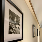 KOTARO Hasegawa DOWNTOWN CUISINE - 長谷川さんが自ら撮影した各食材の生産者のモノクロ写真　食材の顔が見えるイメージが持てますね