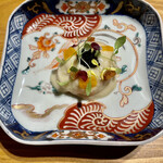 KOTARO Hasegawa DOWNTOWN CUISINE - 一皿目：帆立のポワレ　キャビアとコールラビのピュレ添え　古伊万里の景色が盆栽のように感じられて面白い