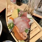 鮨・酒・肴 杉玉 - 舟盛り丼990円