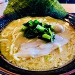 横浜家系ラーメン頂家 - 豚骨醤油ラーメン(大盛)