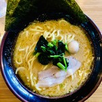 横浜家系ラーメン頂家 - 豚骨醤油ラーメン(大盛)