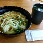 Muten Kurazushi - かけうどん(ネギ入)がなんと１６５円！ どんぶりだけでは さみしいのでいつも注文します。しかし丸亀製麺より安いとは！