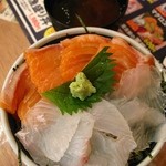 魚旦那 - トロサーモンと本日鮮魚(ヒラメ)の二色丼500円