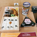 Toge no Kamameshi Honpo Ogino-ya Karuizawa Eki Uriten Shinano Kamameshi Uriten - 鳥もも弁当としゃけおにぎり＋おとものワンカップ