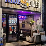 RIDE DINER - 広島電鉄十日市町電停から徒歩1分、電車通りに面した場所にある「RIDE DINER(ライドダイナー)」さん
                        2010年開業、店主:山内麻美氏
                        ブルドックのキャラクター、ネオンサイン
                        アメリカンな外観