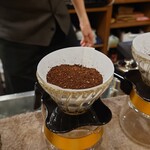 いなだ珈琲舎 - お湯を注ぐ前のコーヒー。この時点でいい香りが漂っています。