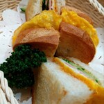 いなだ珈琲舎 - ホットサンド。ハムときゅうりに絶妙な塩加減の薄焼き玉子。