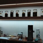 いなだ珈琲舎 - カウンター越し、奥の棚に見えるのは焙煎されたコーヒー豆