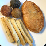 REGINA - 料理写真:アランチーニ、カレーパン、パネッレ