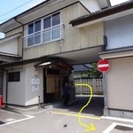 たかしょう - （３）店舗入口前に，１０台ほど駐車可能。さらに進んでアパートの隣にも駐車場あり。